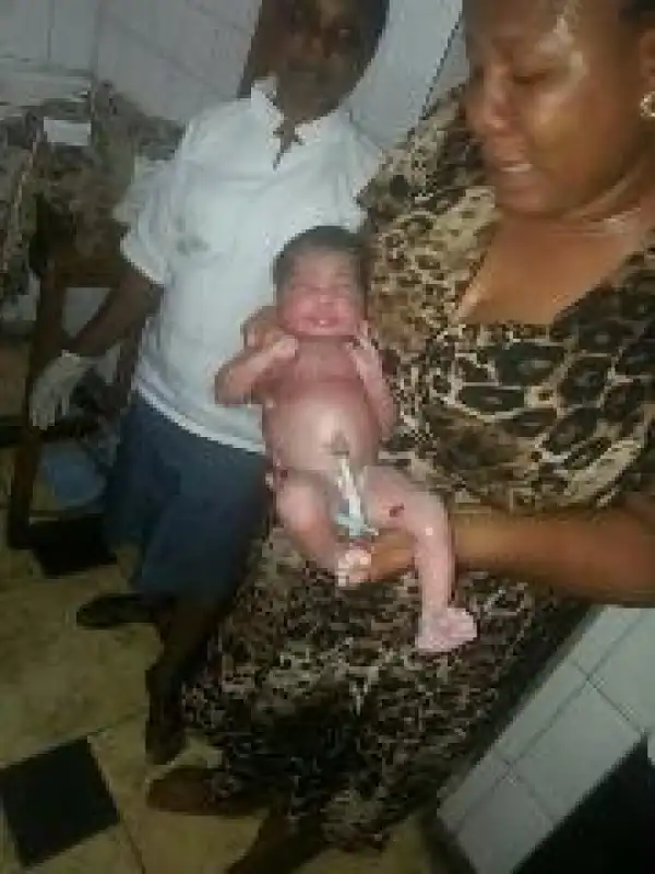 Lady rescues a baby dumped under Coker Bridge,Lagos(PHOTOS)